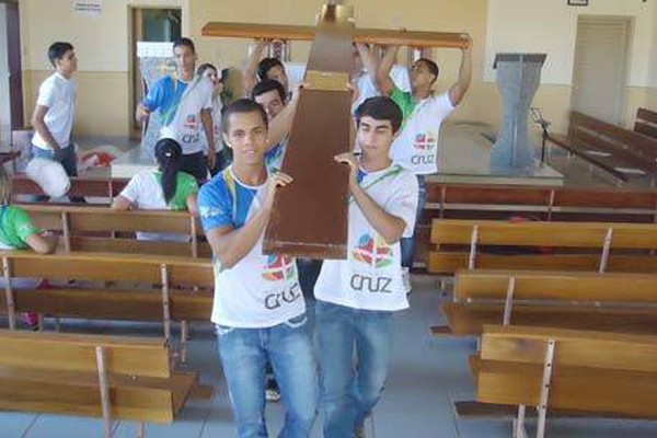 Jovens da Igreja Católica se mobilizam para a peregrinação da réplica da Cruz