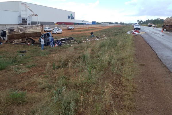Batida violenta envolvendo caminhões e carro deixa cinco pessoas feridas na BR354; veja vídeo