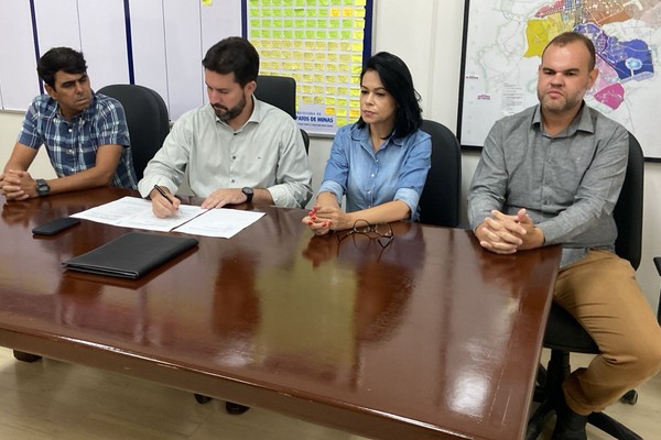 Falcão assina Ordens de Serviços para recuperação, manutenção e conservação das estradas rurais