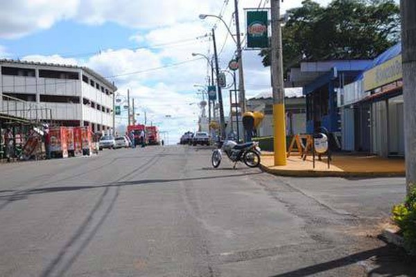 Pedro Lucas libera R$ 100 mil para pavimentar ruas do Parque de Exposições