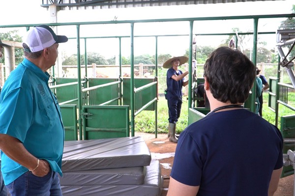 Programa de Agro TV do Panamá grava episódio no Unipam; instituição recebe alunos panamenhos