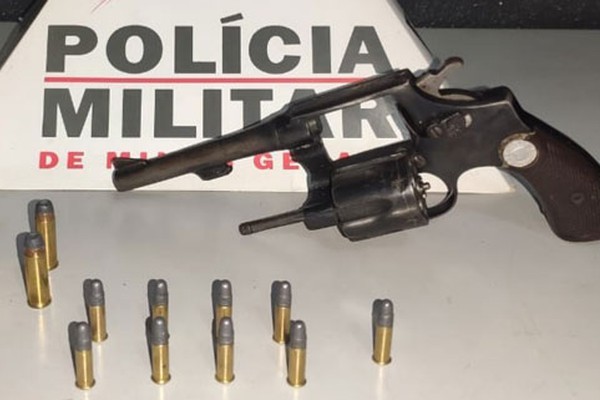 Senhor de 66 anos é preso com arma de fogo carregada após denúncia em Pilar