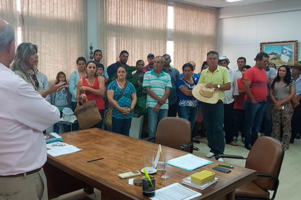 Moradores da zona rural vão até a Prefeitura cobrar que Escola Municipal não seja fechada