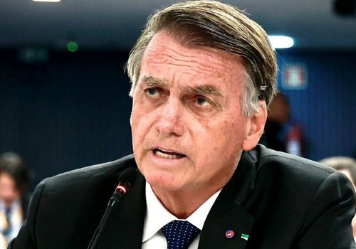 PF cumpre mandados na casa de Bolsonaro, encontra dólares e instala tornozeleira