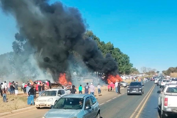 Incêndio que danificou três veículos às margens da BR 352 pode ter sido acidental