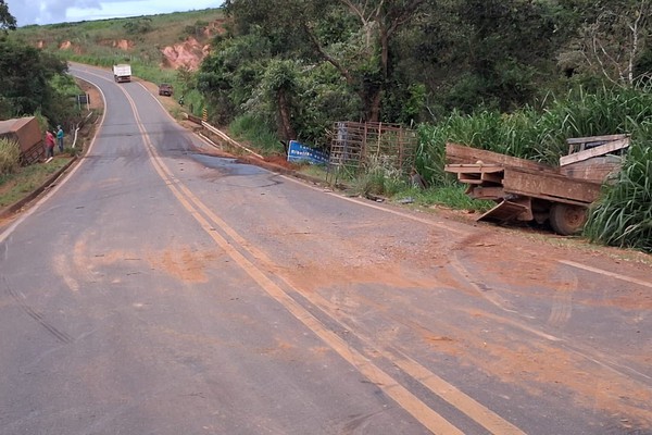 Caminhonete tenta cruzar pista e é atingida por carreta na MG-230 em Rio Paranaíba