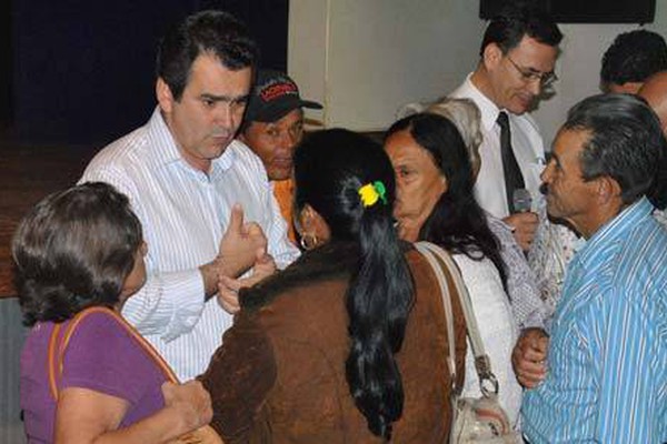 Prefeito nega Vale Alimento a aposentados, mas promete outro benefício em 2014