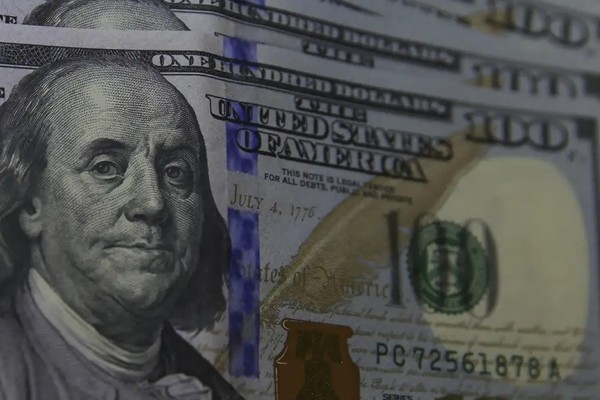 Dólar sobe para R$ 5,55 com votação de decreto do IOF