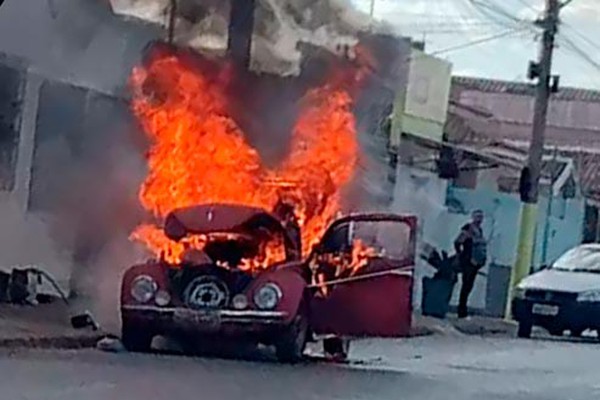 Incêndio em Fusca deixa motorista com queimaduras e mobiliza Bombeiros em Patos de Minas