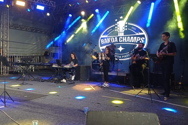 Banda Champs, formada por crianças, anima público infantil na Praça do Fórum; veja ao vivo