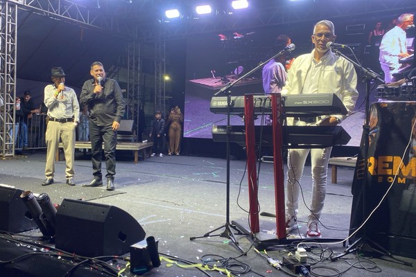 Senhor Alcino, pai dos irmãos Lima, participa do show na Fenapraça 2026; veja ao vivo