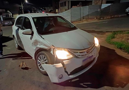 Motorista é preso após avançar parada e bater em outro carro a alguns metros da delegacia