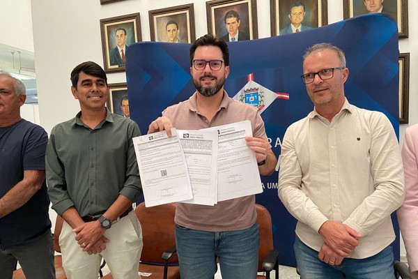 Prefeito Falcão assina ordens de serviço para ampliação da UPA e de escola e construção de duas USFs