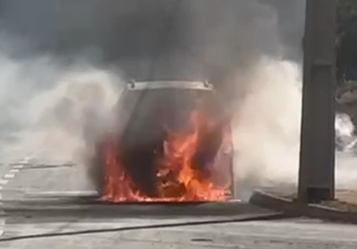 Carro pega fogo após pane mecânica e fica destruído em Patos de Minas