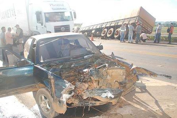 Carro com dois ocupantes tenta manobra e é atingido em cheio por carreta no Viaduto