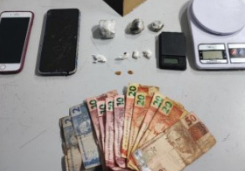 Após denúncia, PM prende homem com crack, cocaína, maconha e ice/dry em Patos de Minas