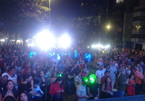 "Man! I Feel Like a Woman"... Alétis Garcia empolga multidão na Fenapraça; veja ao vivo