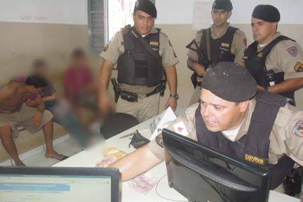 PM encontra droga, dinheiro e munição em casa usada para o tráfico