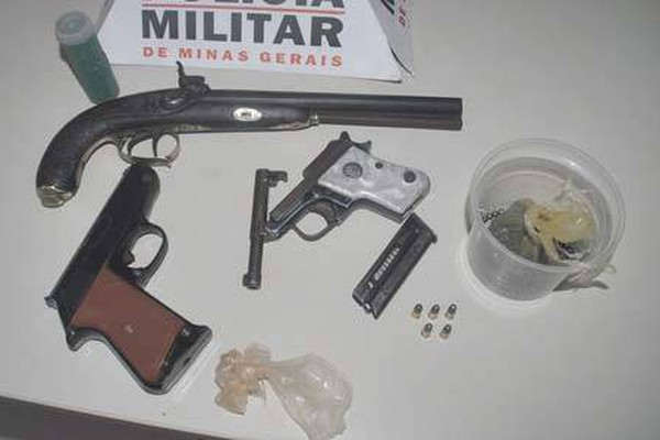 Jovens são presos pela PM com duas armas de fogo e uma réplica