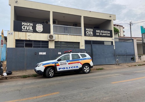 Mulher xinga mãe idosa de “aleijada”, ameaça-a de morte e a derruba em mercearia