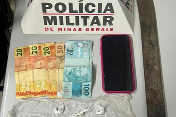 Jovem é preso por tráfico de drogas em casa com câmeras de monitoramento e sistema de alarme