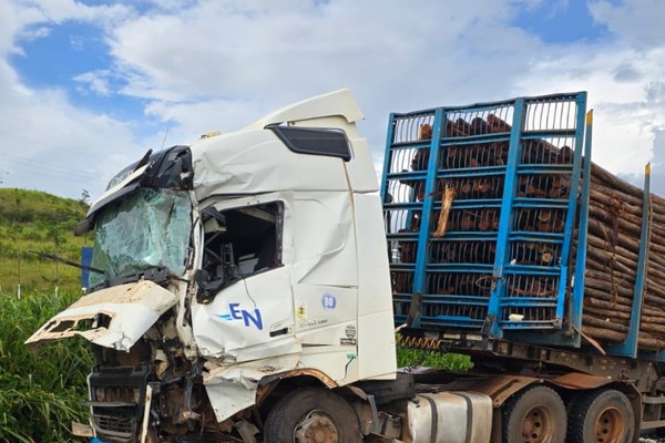 Grave acidente entre duas carretas mobiliza equipes do Samu e Bombeiros na BR 365, em Patos de Minas