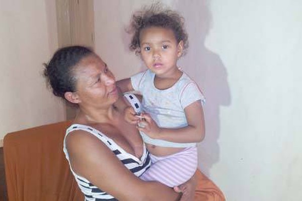 Com três filhos necessitando de cuidados especiais, dona de casa pede ajuda