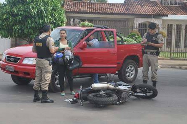 Motociclista se assusta com caminhonete, cai e fica ferido na avenida Paranaíba