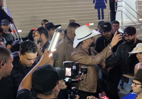 Cercado por uma multidão, Guilherme Silva manda recado na Fenapraça; veja ao vivo