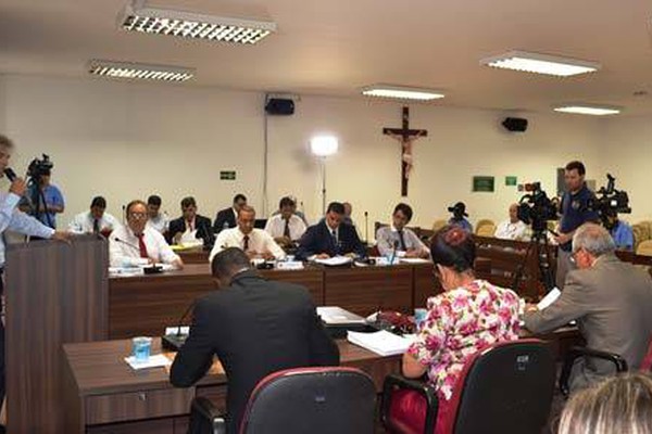 Após polêmica, projetos sociais do executivo ficam retidos na Câmara Municipal