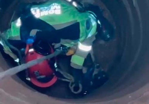 Bombeiros se arriscam em cordas e resgatam cãozinho que caiu em cisterna de 13 metros