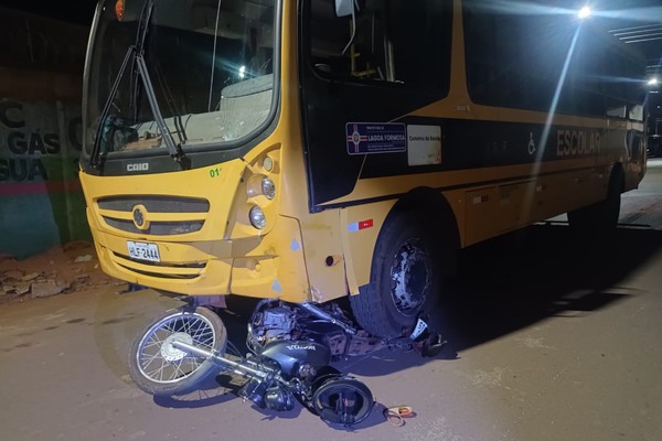 Jovens de 18 e 16 anos sofrem ferimentos graves ao baterem em ônibus escolar de Lagoa Formosa