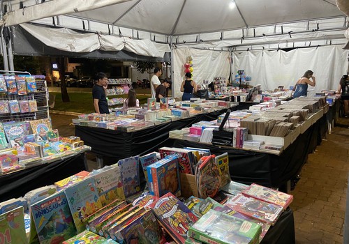 Feira Popular do Livro com milhares de exemplares atrai vários leitores na Fenapraça 2026; veja ao vivo