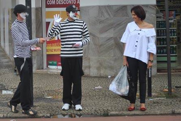 Com brincadeiras, amigos se vestem de sombra para pedir o apoio dos patenses