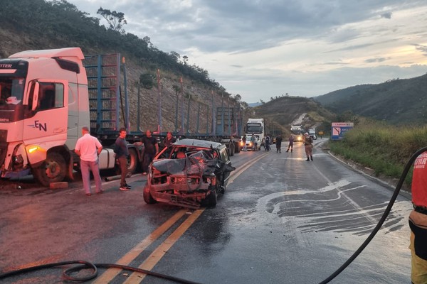 Casal fica gravemente ferido após carro aquaplanar e bater de frente com tritrem na BR146