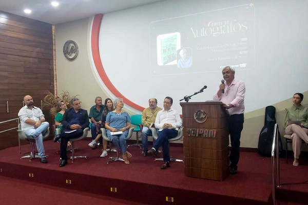 Em Noite de Autógrafos conjunta no Unipam, autores patenses lançam nove livros de uma vez