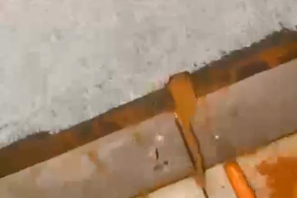 Moradores têm casas invadidas por água durante as chuvas e cobram solução da prefeitura; entenda