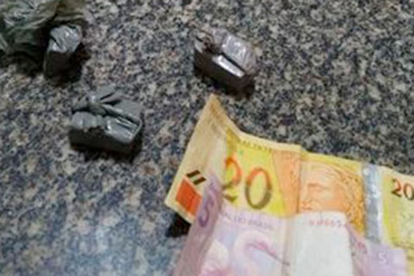 Menor assume tráfico, mas jovem também é preso ao ser flagrado pegando droga em arbusto