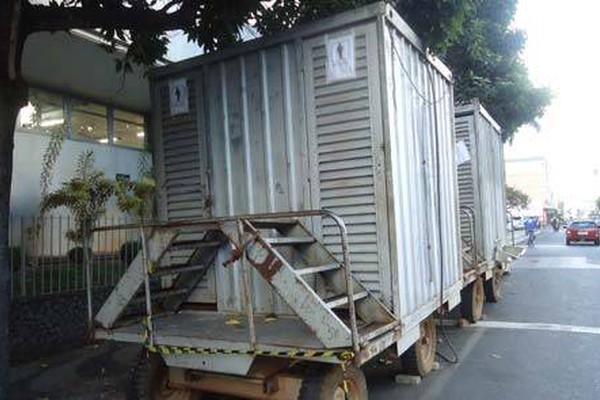 Banheiros da Prefeitura atrapalham o trânsito e juntam água para mosquito da dengue