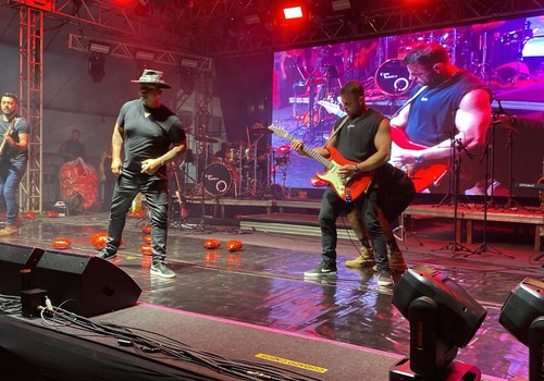 Banda Pagô coloca público para cantar com  Elvis Presley na Fenapraça 2026; veja ao vivo