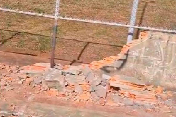 Moradores mostram quadra de esportes destruída e cobram da Prefeitura por melhorias