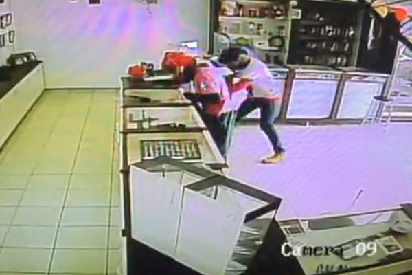 Imagens mostram bandidos quebrando vitrines e roubando relojoaria no centro da cidade