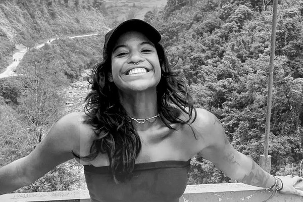 Morre brasileira que caiu em trilha de vulcão na Indonésia; ela ficou mais de 3 dias à espera do resgate