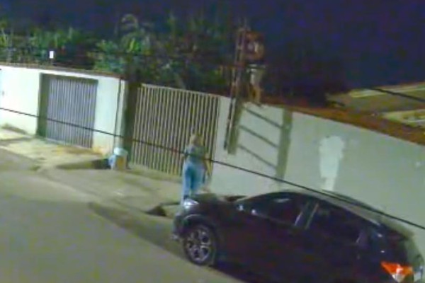 Homem sofre traumatismo craniano após cair de muro de residência; câmera registrou a queda