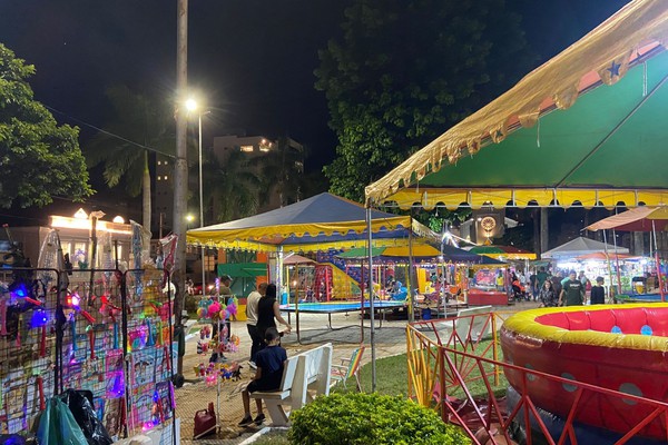 Diversão não falta nos brinquedos da Fenapraça e repórter mostra habilidade no touro mecânico; veja como foi