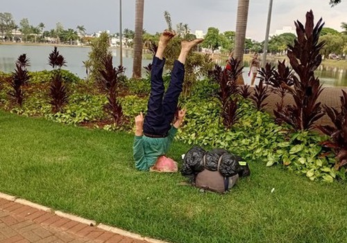 Homem da Alemanha chama a atenção de moradores ao fazer yoga na Lagoa Grande