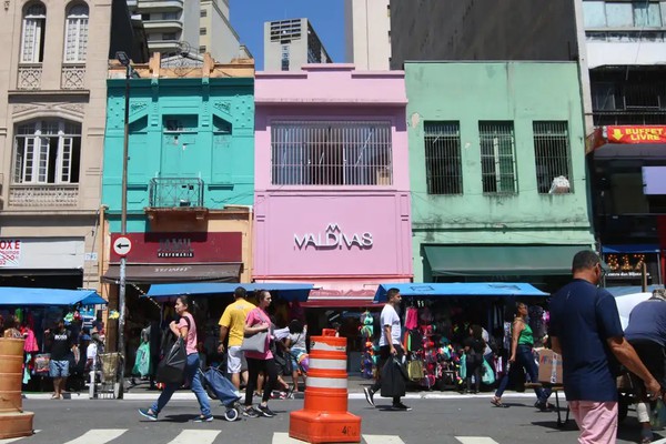 Consumo das famílias compensa juros e leva desemprego ao menor nível