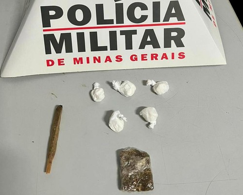 Polícia Militar prende homem com cigarro de maconha e papelotes de cocaína, em Patos de Minas