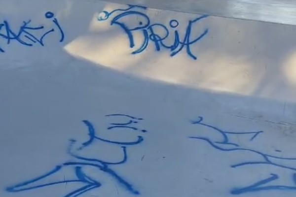 Imagens mostram vândalo pichando pista de skate que ainda nem foi inaugurada em Patos de Minas