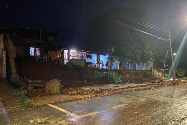 Muro de residência desaba após temporal em Patos de Minas; ninguém estava no imóvel no momento